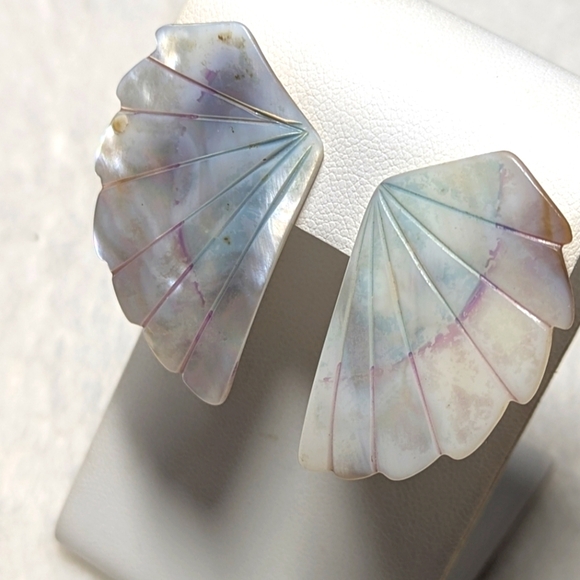 Vintage Mother Of Pearl Scalloped Edged Shell Pierced Earrings - Picture 7 of 8